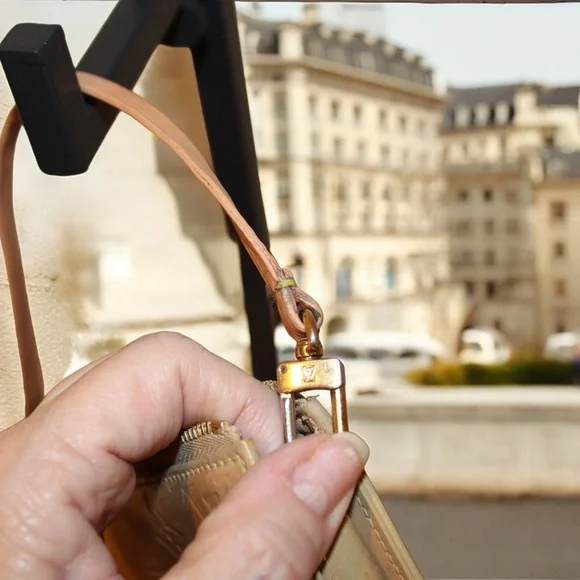 LOUIS VUITTON
Noisette Monogram Vernis Lexington Pochette Bag - Picture 8 of 10